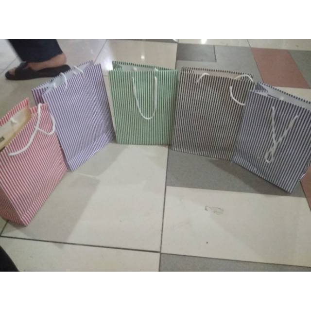 

Paper bag salur terlaris dan murah isi 12 pcs