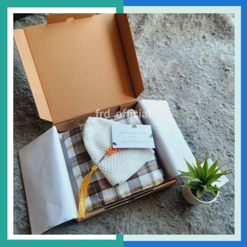 

Hampers Muslim 3in1 hampers sarung l hampers Cowo kado buat cowo l hampers untuk pacar l hadiah buat pacar (sarung+tasbih+peci)
