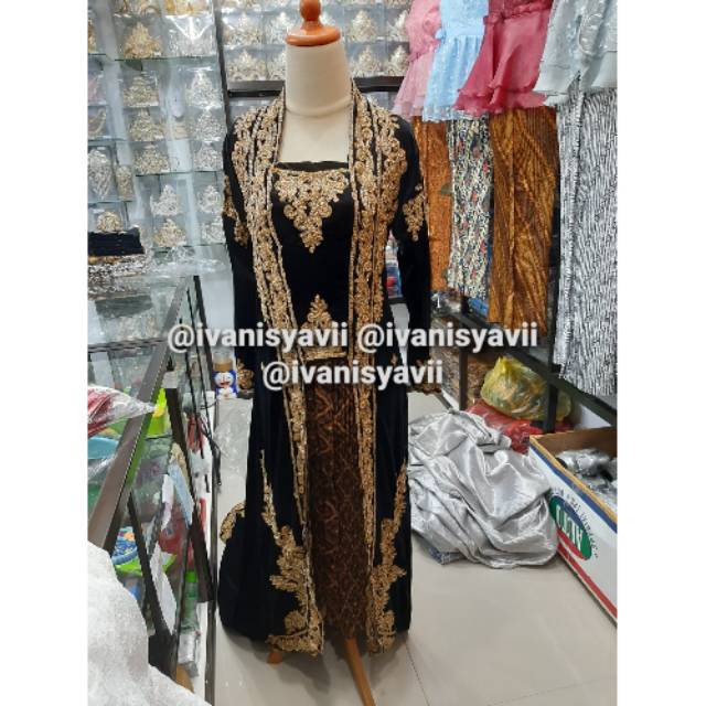 Kebaya bludru pengantin Putri kombinasi payet gold