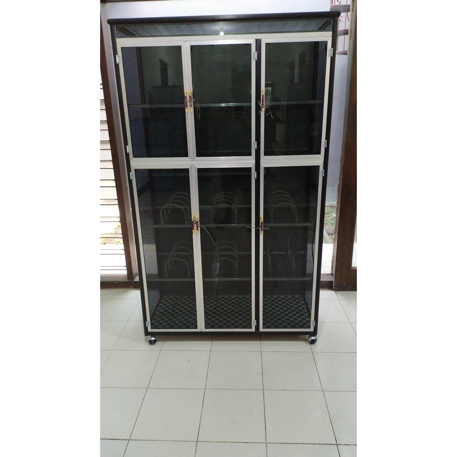 Lemari Piring Kaca Rak Piring 3 Pintu Full Kaca Riben Alas Keramik Roda KHUSUS BOGOR KURIR TOKO