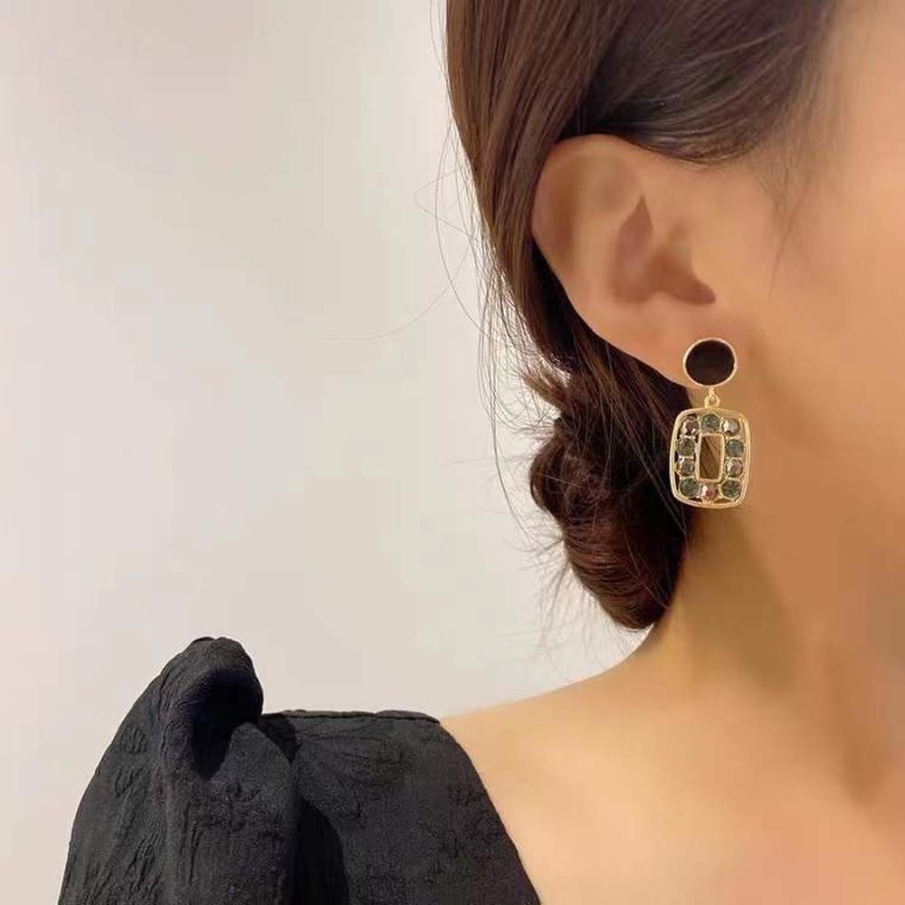 Anting Tusuk Gantung Bentuk Kotak Geometri Hias Berlian Imitasi Gaya Retro Hong Kong Untuk Wanita