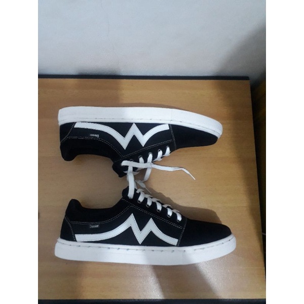 Sepatu Sneakers Pria Terbaru Keren