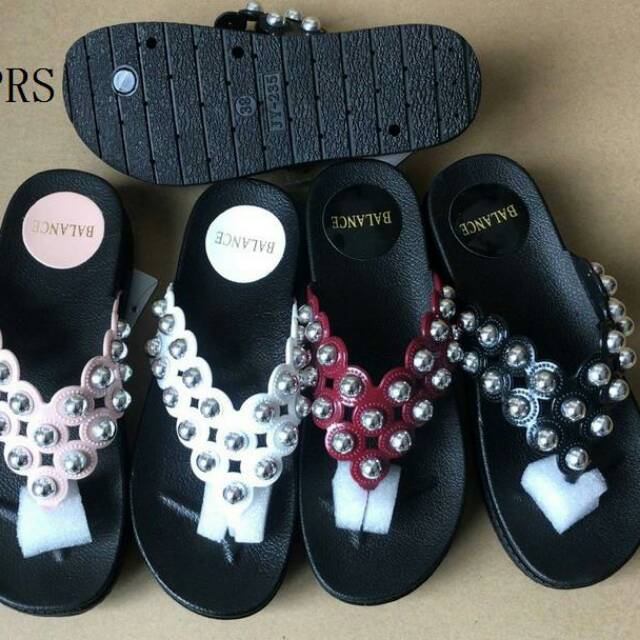 Sandal tebal wanita