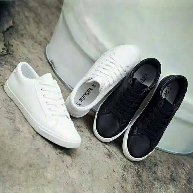 Sepatu Sneakers Wanita Full White &amp; Black