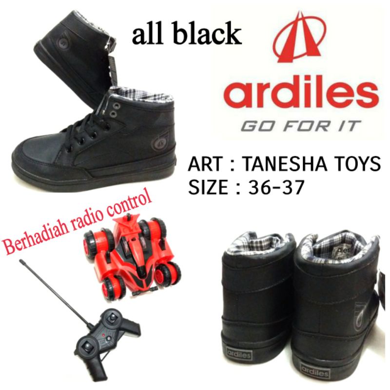 SEPATU SEKOLAH ANAK BERHADIAH MOBIL REMOTE CONTROL ARDILES TANESHA TOYS Warna Hitam Size 36-37