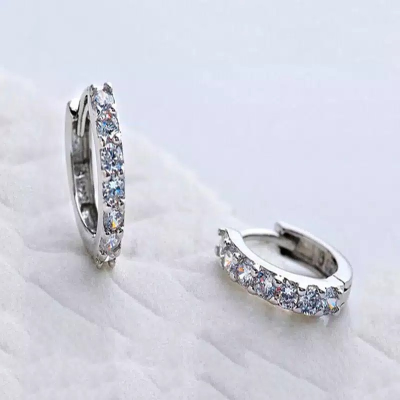 Sepasang Anting Tusuk Model Kristal Warna Silver untuk Wanita Elegan