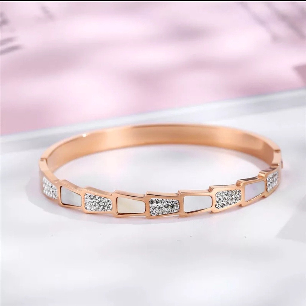 Gelang Bangle Dengan Zirkon Cangkang Putih Mode Ular Artifisial Tersedia Warna Rose Gold, Gold dan Silver