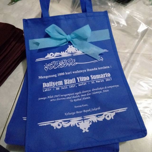 

tas ukuran 30x20x20 ..bisa di pake box nasi 20x20 + dus snack kecil di atase..warna bisa request