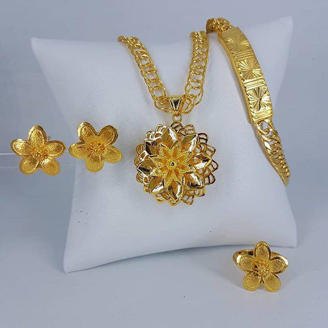 Set perhiasan emas toba