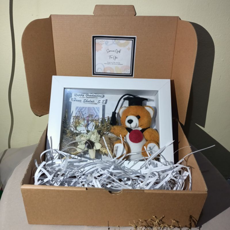 Gift Box FOTO Boneka Flower in Frame 3D | Hamper FOTO in Frame | Gift Foto in Frame Box | Gift Box Flower in Frame | Free Box Dan Kartu Ucapan | Kado Wisuda | Kado Graduation | Kado Ulang Tahun | Kado Wedding | Hadiah Wisuda Hadiah Ulang Tahun