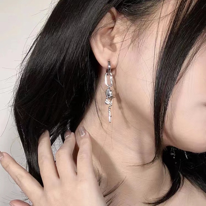 Anting Tusuk Asimetris Model Bunga Mawar Gaya Harajuku Untuk Wanita