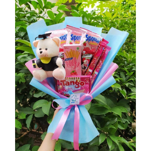 (S) Buket Snack dan boneka wisuda CANTIK MANIS HADIAH BESTIE PACAR/paket/bingkisan Snack Ulang Tahun/Ultah/ Wisuda/Kado/Hadiah