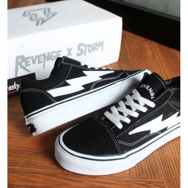 MURAH BAYAR DITEMPAT SNEAKERS VANSS PETIR PRIA DAN WANITA/SEPATU SEKOLAH/SEPATU CASUAL DAN FORMAL/SNEAKERS VANSS MODEL BARU/SNEAKERS VANSS PETIR TERBARU/SEPATU TREND MASA KINI/SEPATU VANSS TERBARU 2022/SEPATU VANS PETIR REVENGE/SEPATU FASHION TERLARIS COD