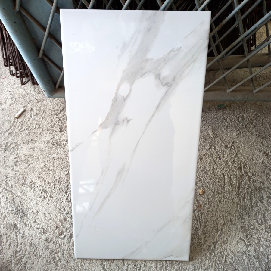 KERAMIK DINDING GLOSSY 30X60 PUTIH MOTIF MARMER IKAD