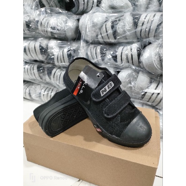 sepatu prepet hitam polos. bahan kanvas nyaman di kaki anak2