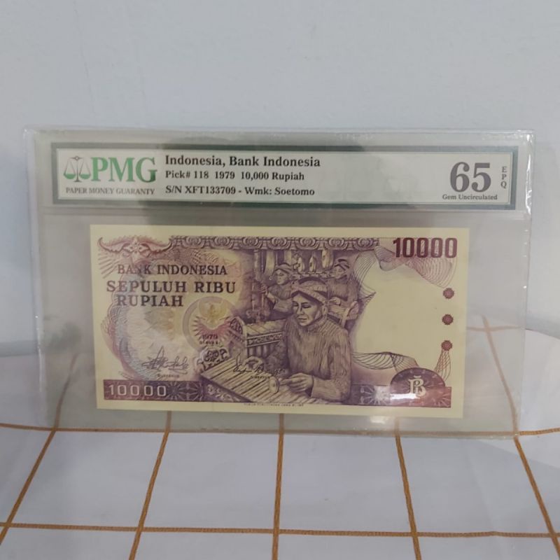 Uang Kertas Kuno 10000 Rupiah Gamelan Tahun 1979 PMG 65