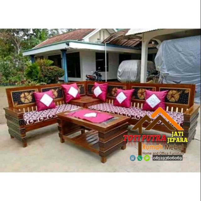 Kursi tamu sudut minimalis motif bunga dengan bantalan