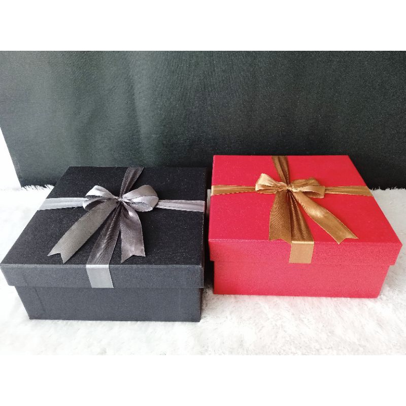 

kotak kado hardbox ukuran 20x20x9 cm berpita