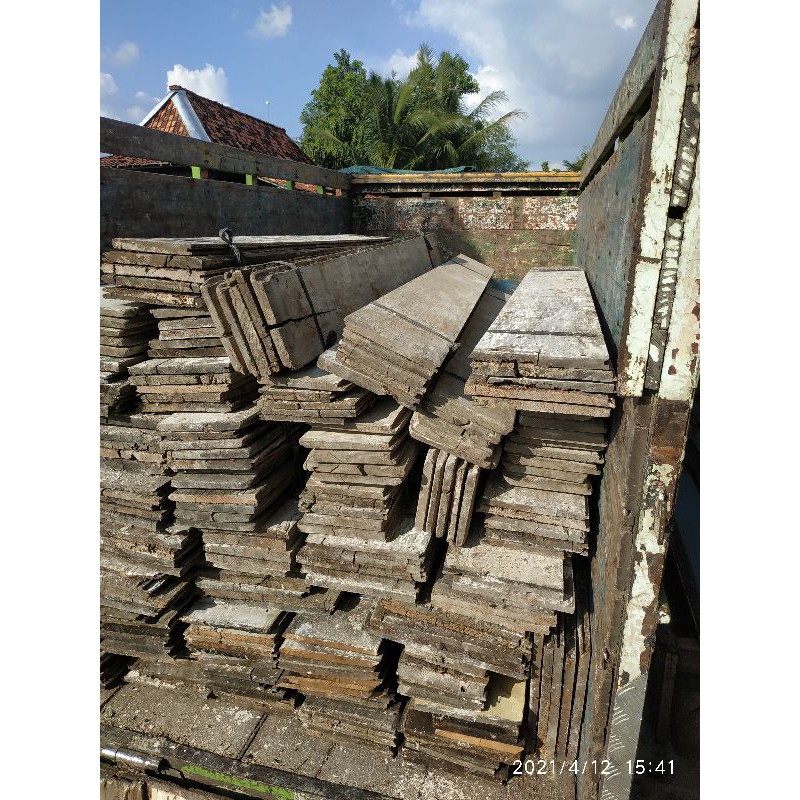 Papan kayu jati asli bekas berkualitas