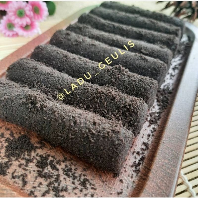 

Makanan, oleh-oleh , cemilan tradisional khas Garut Ladu ketan hitam Ladu Geulis toping black cookies isi 5