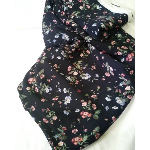 Kain wolfis panjang 3,1m hitam motif bunga kecil