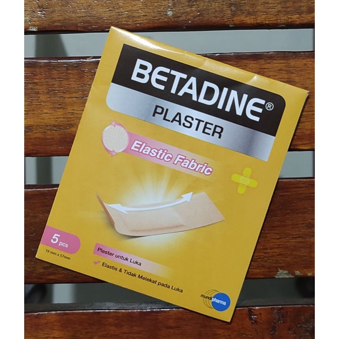 Betadine Plaster Isi 5 Pcs / Plester Luka / Plester Elastis / Tidak Melekat / Elastic Fabric / 19 MM X 57 MM