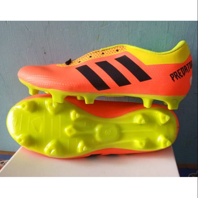 Sepatu bola anak-anak Adidas predator