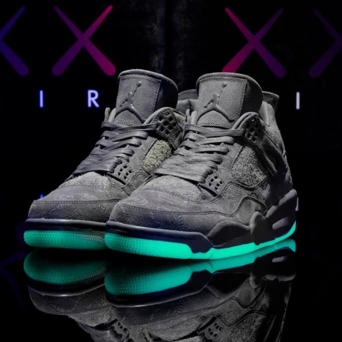 kaws x jordan 4