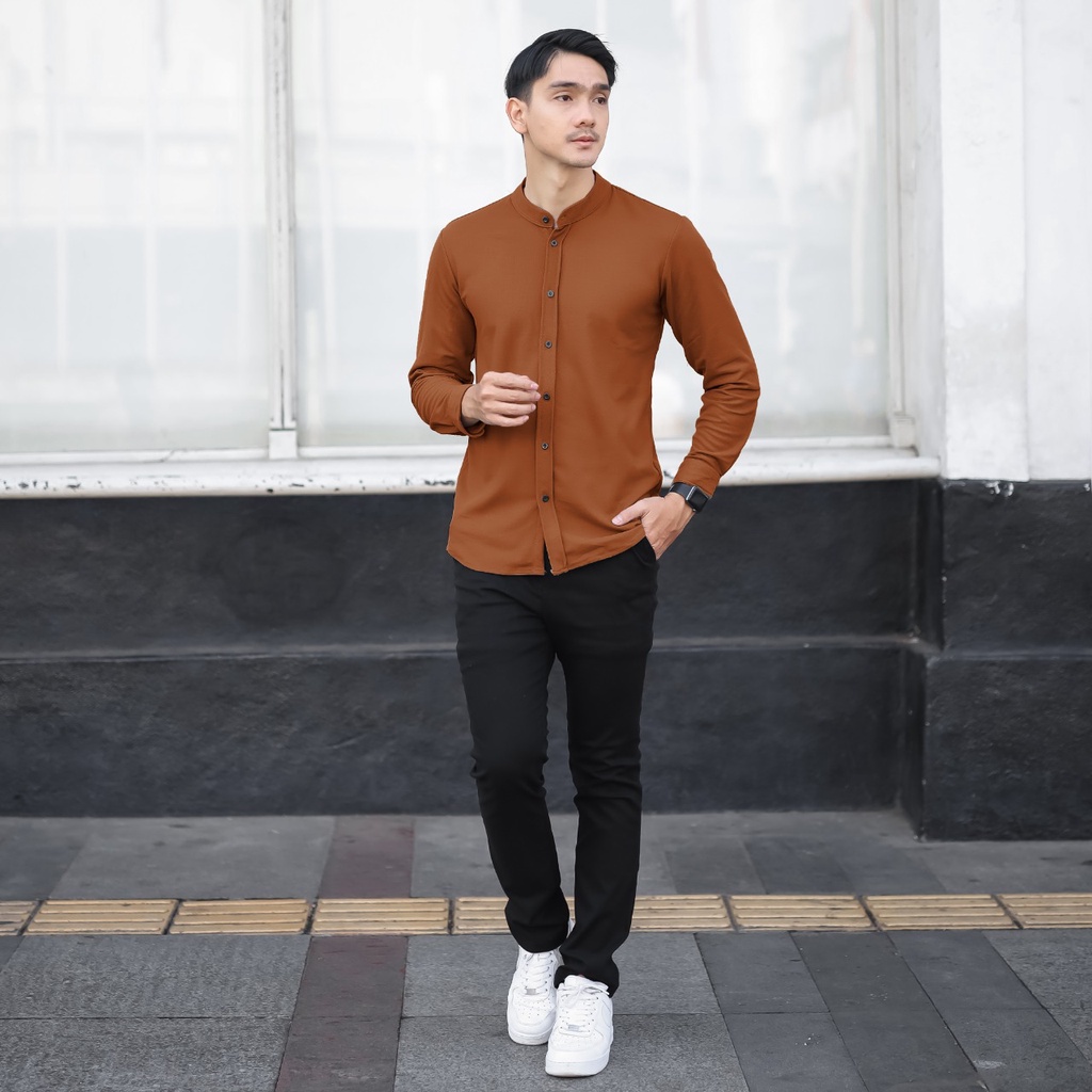 BROGUY Kemeja Pria Lengan Panjang Basic Polos Kerah Sanghai Casual Slimfit Light Brown Size M - XXL