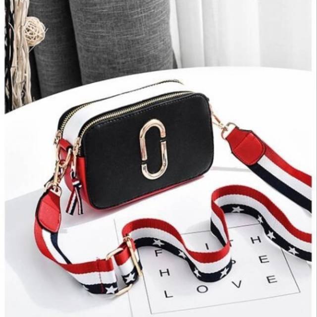 

Kode :SALE ELJ 128 IDR: 90 rb Bahan: Kulit Pu Ukuran: 11 x 19 x 9 cm Warna: Black, White , Red
