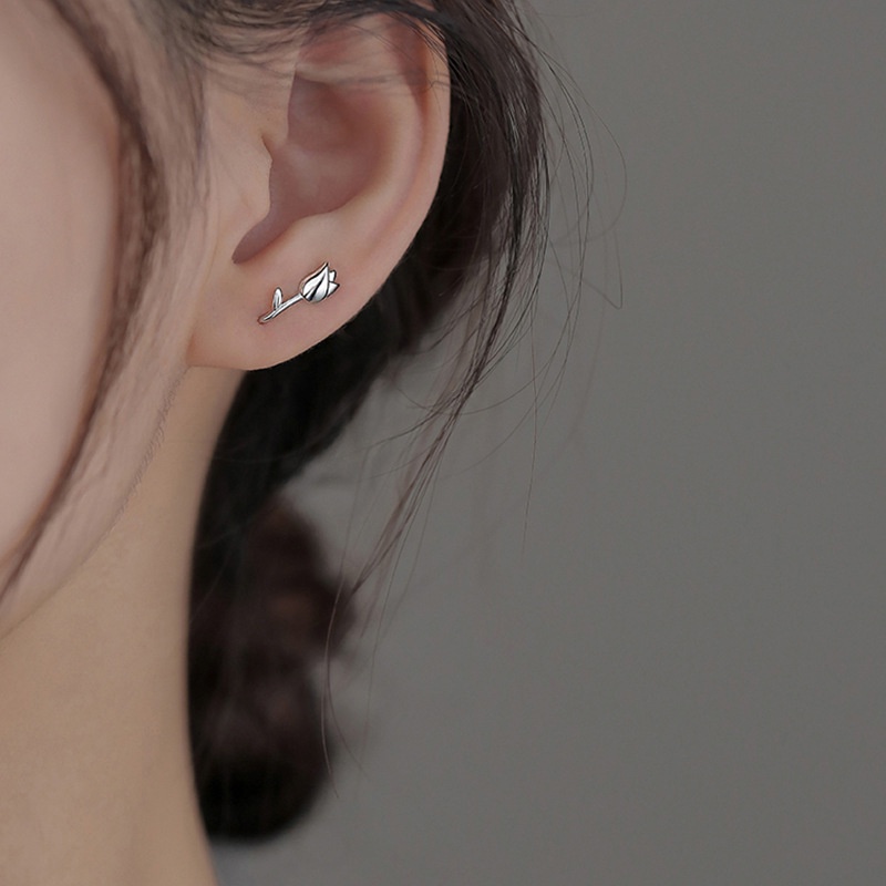 1 Pasang Anting Stud 2 Arah Bentuk Tulip Bahan S925 Silver Gaya Korea Untuk Wanita