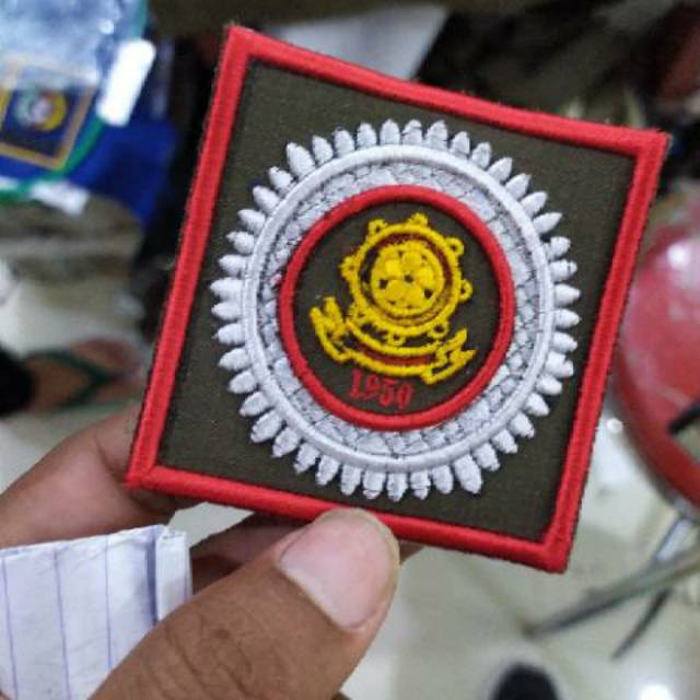 Tanda jabatan bordir timbul