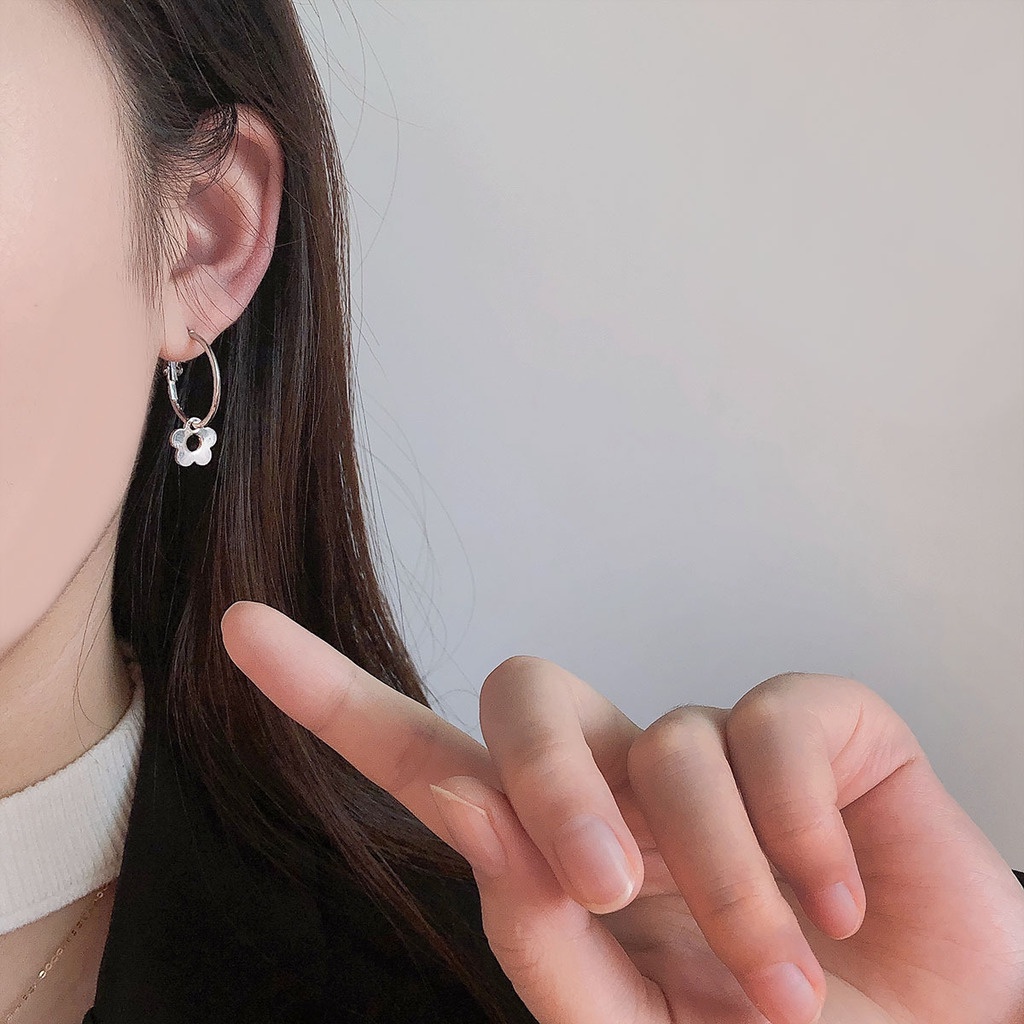 Anting Tusuk Motif Bunga Simple Ala Korea Bahan Metal Warna Silver Untuk Wanita