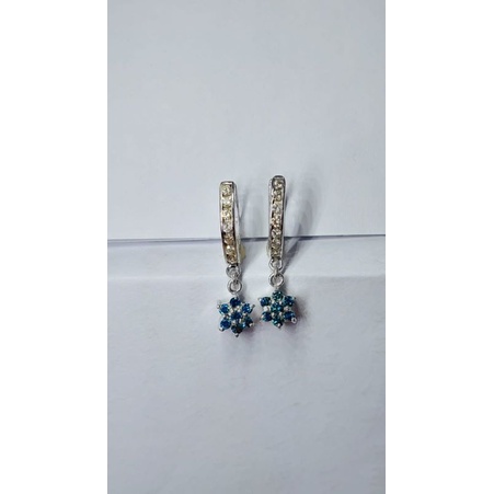anting jepit emas putih berlian biru dan putih