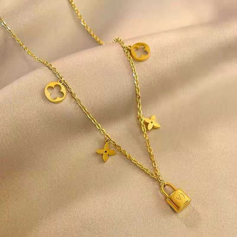 Kalung atau gelang V gembok gold titanium anti karat
