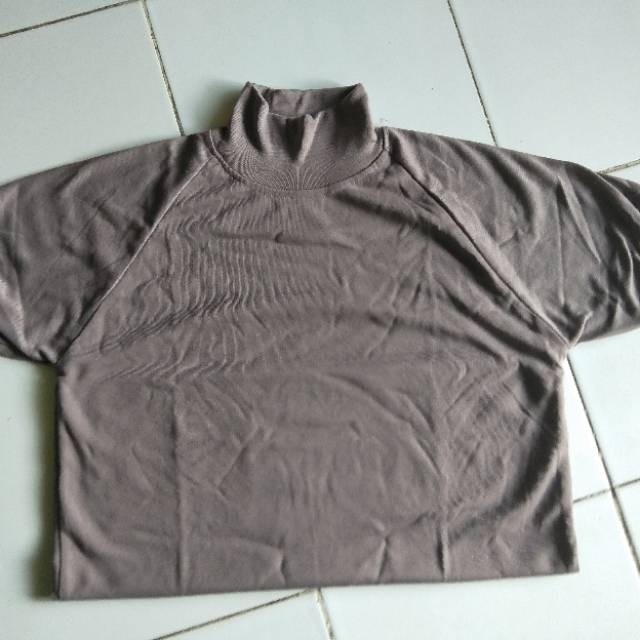 Kaos coklat polos leher tinggi