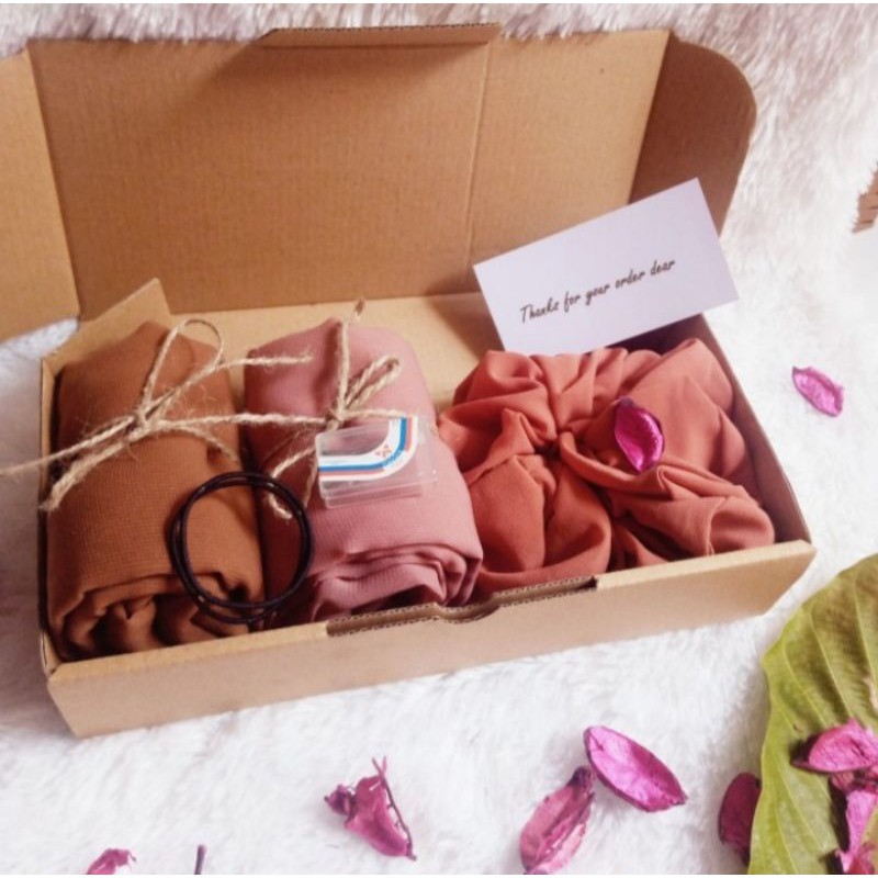 

hampers hijab gift box/kado ulang tahun/kado wisuda/segiempat bella square/RANDOM
