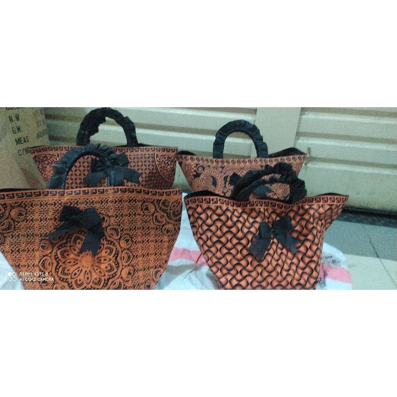 

Tas Syahrini new nasi box 22 bahan tebal isi 12pcs. (nasi box 22)