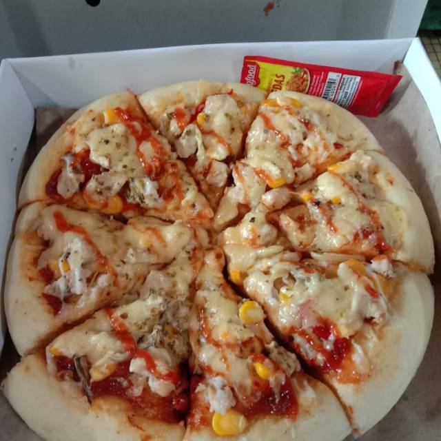 

Pizza ala rumahan . Made by order, ayam mozzarella hanya 30rb , diameter 22. Buruan order sekarang .