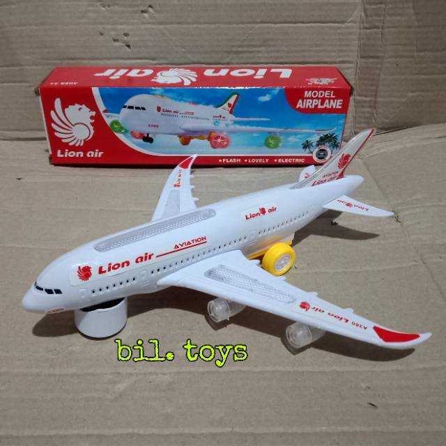 MAINAN ANAK LAKI LAKI PEREMPUAN PESAWAT BUMP AND GO LION AIR GARUDA BUNYI LAMPU PESAWAT BATERAI