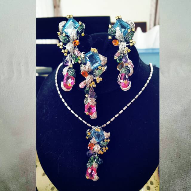 Set pergiasan emas putih