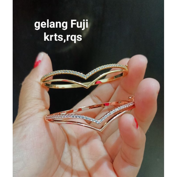 Gelang serut, kalung titanium ,vier , cincin Fuji Aurel, ayu tingting