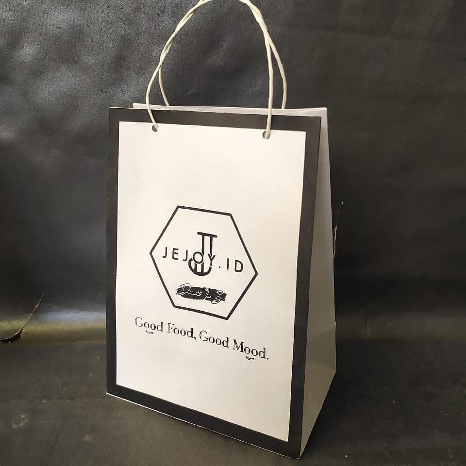 

Paperbag Sablon, Tas Kertas kraft Putih Sablon ukuran 15x9x21