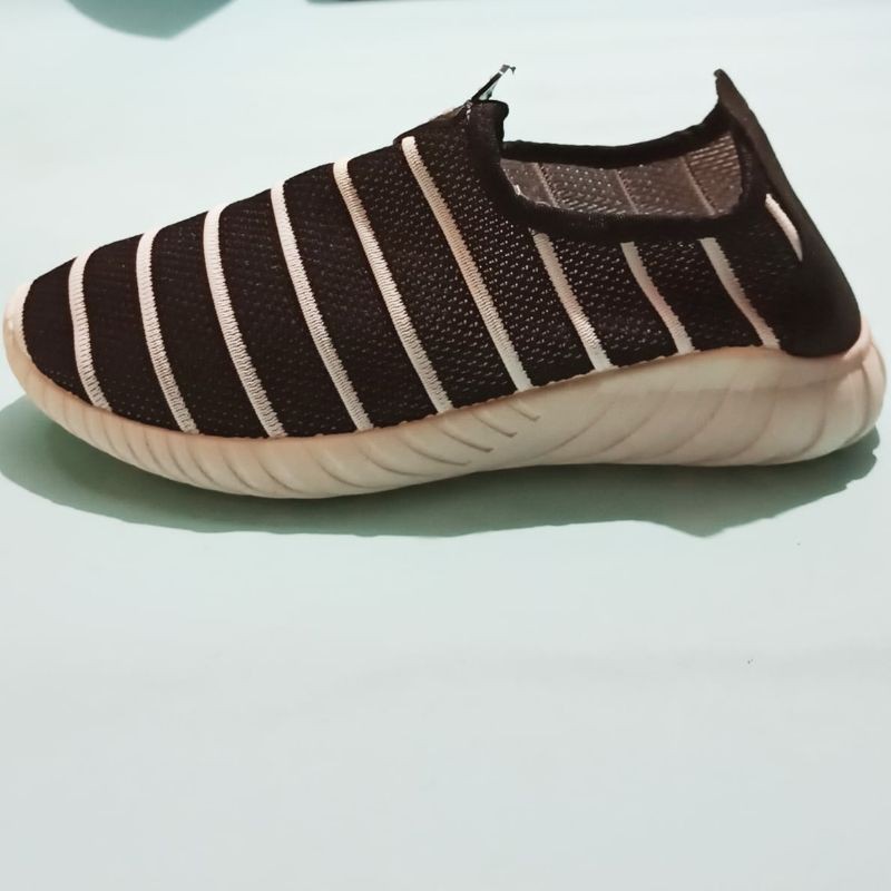 Dr. Kevin Sport Shoes Sepatu Wanita Women Sneakers Slip On Tanpa Tali Casual Hitam