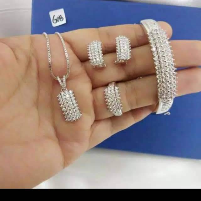 Set perhiasan Replika Berlian