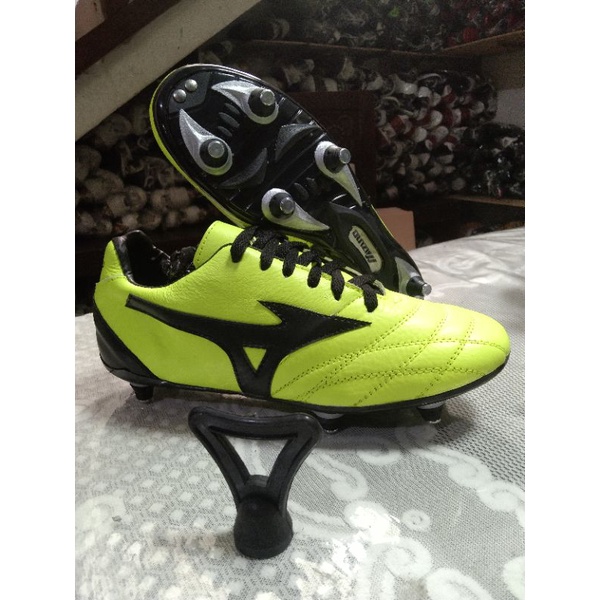 sepatu sepak bola mizuno hijau stabilo pul 6 baut kulit sapi asli