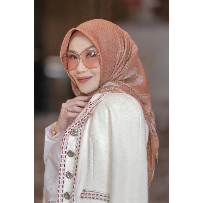 Buttonscarves The Chain series Majesty