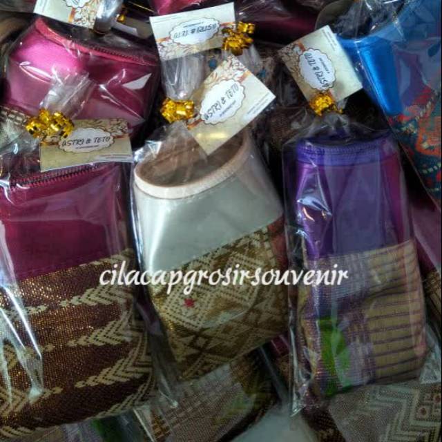 

Souvenir Pernikahan Murah Pouch Satin Songket Packing Plastik Minimal Order 100 Pcs