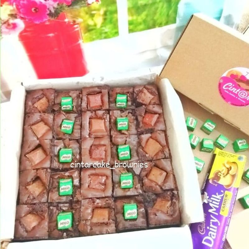 

Brownies Fudgy sekat 25 potong topping cadbury/ Silverqueen/Kitkat mix milo