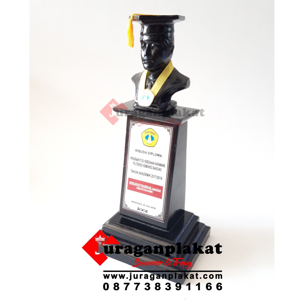PLAKAT PATUNG WISUDA BAHAN KAYU DAN RESIN 2